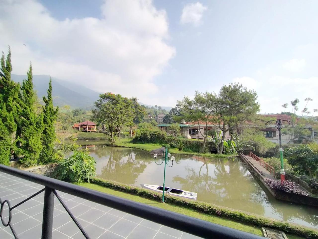 Villa Bukit Danau Lot 14 Cinengangirang Exteriér fotografie